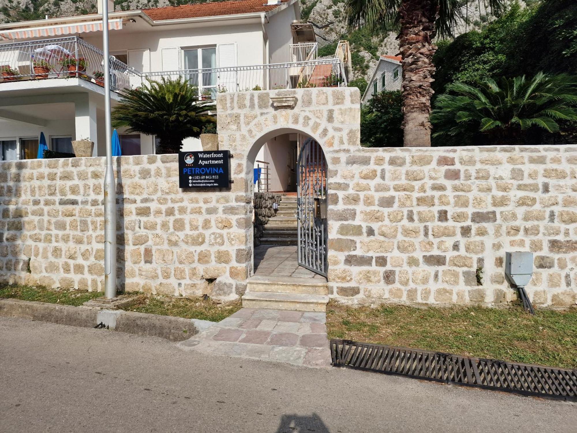 Waterfront Apartment Petrovina Kotor Luaran gambar